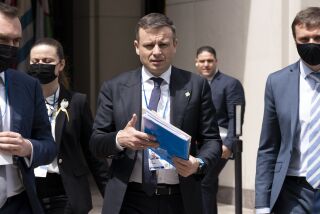 En esta imagen de archivo, el ministro ucraniano de Finanzas, Serhiy Marchenko, a su salida de la sede del Fondo Monetario Internacional durante las reuniones del FMI y del Banco Mundial de primavera, en Washington, el 21 de abril de 2022. (AP Foto/José Luis Magana, archivo)