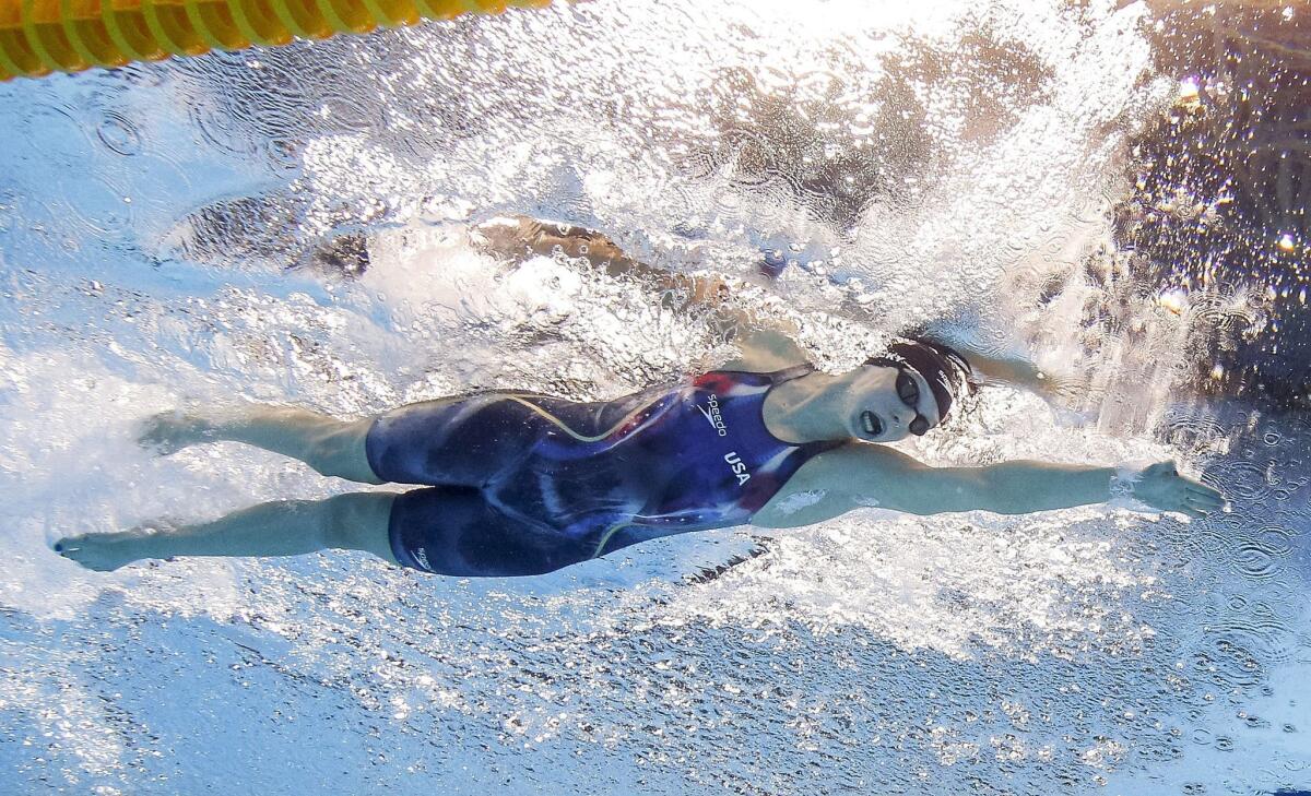 Katie Ledecky en el momento de imponer récord mundial en 400m estilo libre en Río 2016.