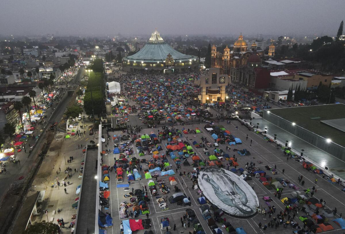 Peregrinos duermen fuera de la Basílica de Guadalupe en su festividad en Ciudad de México, 