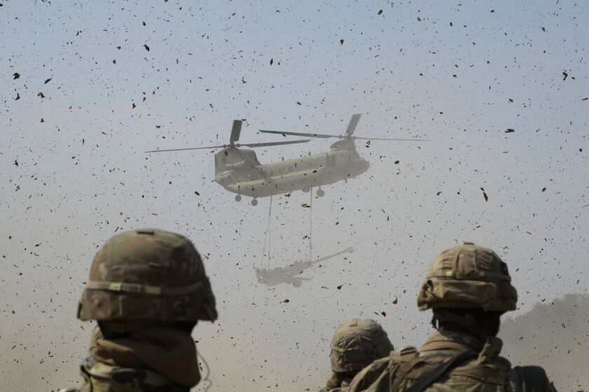 Un helicóptero Chinook CH-47 del Ejército de Estados Unidos transporta un obús M777 durante una maniobra militar conjunta entre Estados Unidos y Corea del Sur en el Complejo Rodriguez, el 19 de marzo de 2023, en Pocheon, Corea del Sur. (AP Foto/Ahn Young-joon)