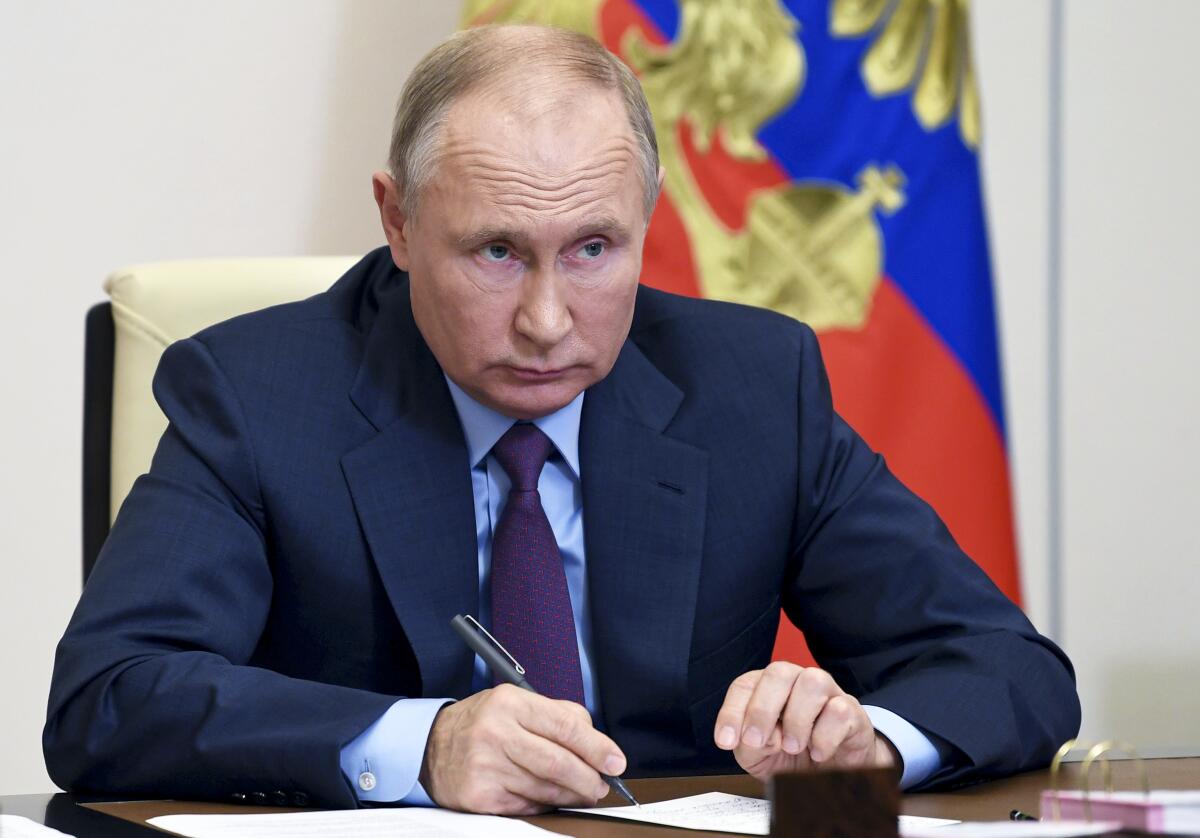 El presidente de Rusia, Vladimir Putin, asiste por videoconferencia a una reunión 