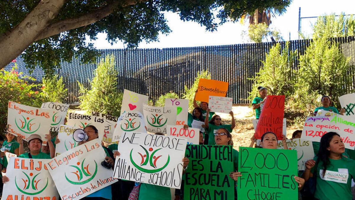 Los partidarios de las escuelas charter Alliance College-Ready se manifiestan frente a la sede del Distrito Escolar Unificado de Los Ángeles, en 2015. El grupo charter ha aprovechado programas estatales para construir escuelas. (Pamela Hassel)