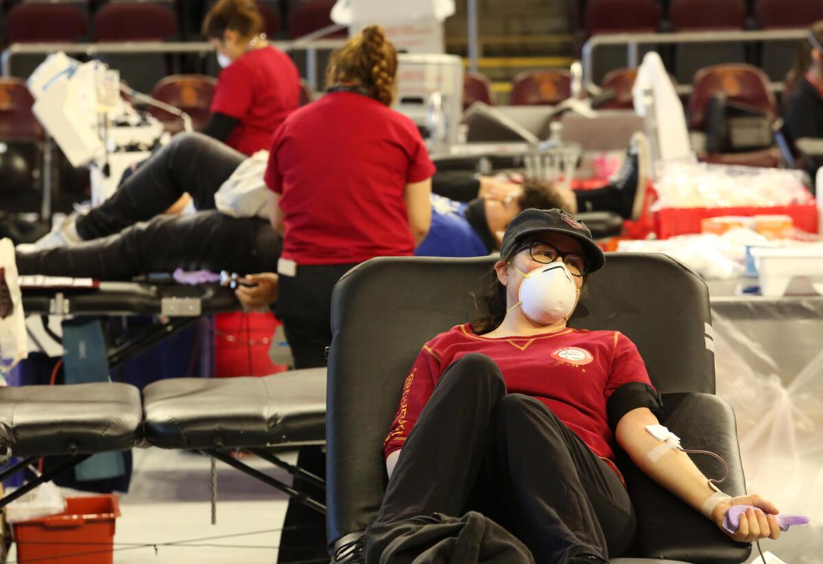 Personas donan sangre en campaña de donación en el campus de USC 