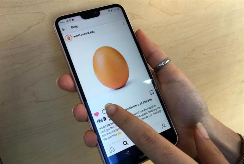 Fotografía de la pantalla de un teléfono donde se observa la imagen de un huevo que ha logrado el mayor número de "me gusta" en la red social Instagram. EFE