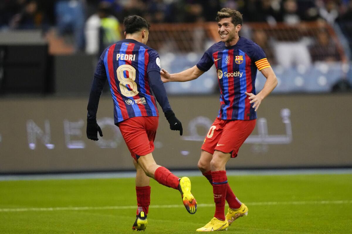Pedri y Gavi del Barcelona celebra el gol