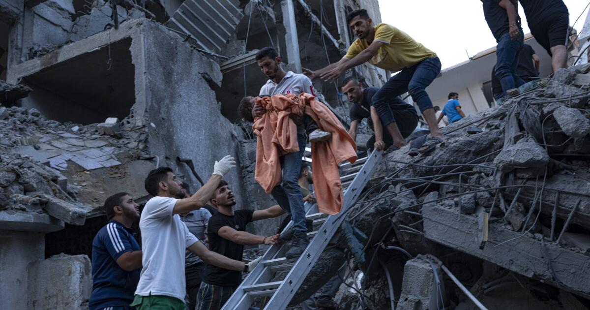 Palestinos buscan resguardarse mientras Israel ataca barrio por barrio la Franja de Gaza - Los Angeles Times