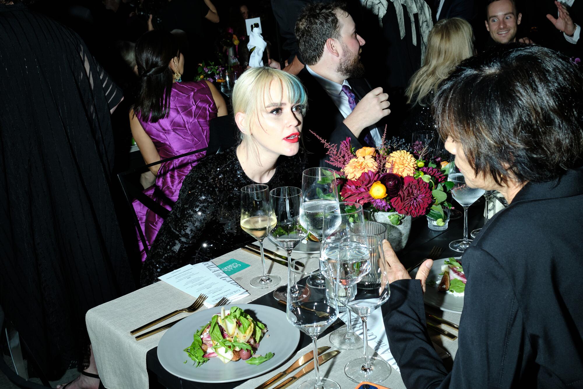 People talk over dinner at the Hammer Museum Gala 