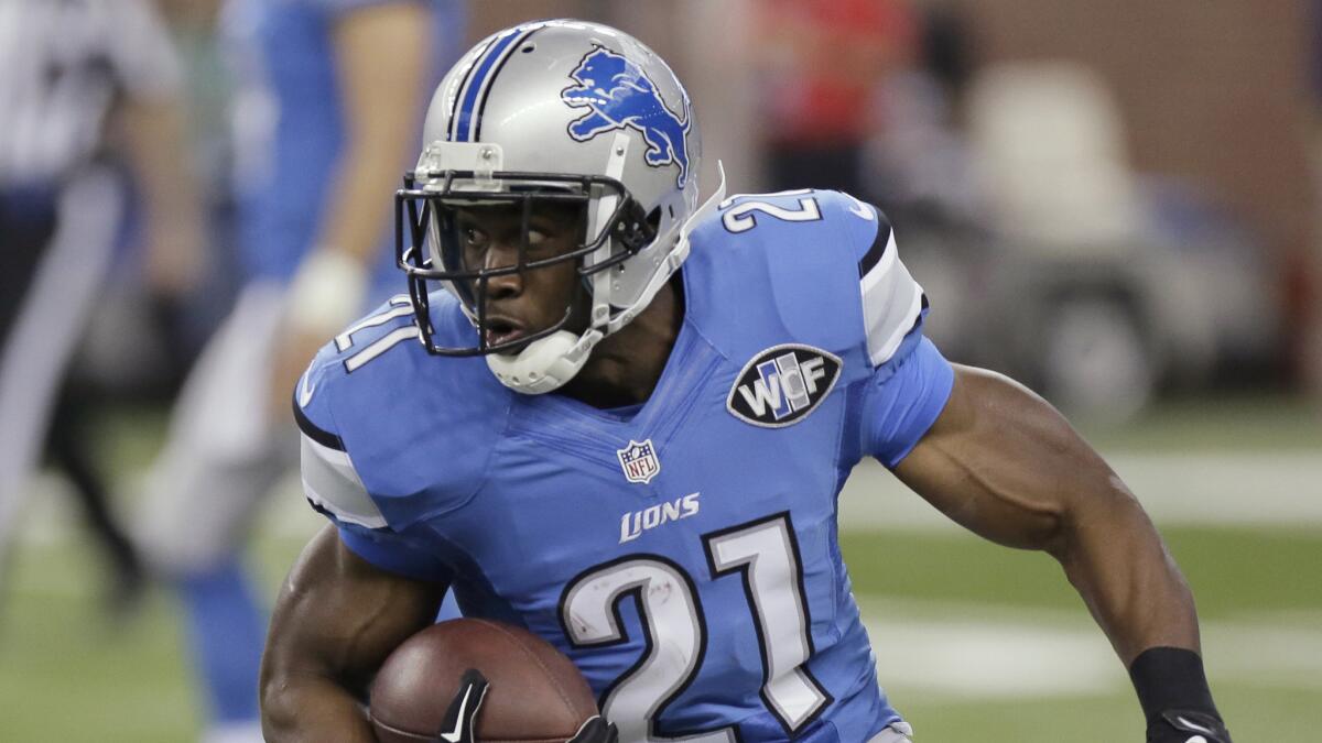 Detroit Lions running back Reggie Bush carries the ball during a game against the New Orleans Saints on Oct. 29, 2014.