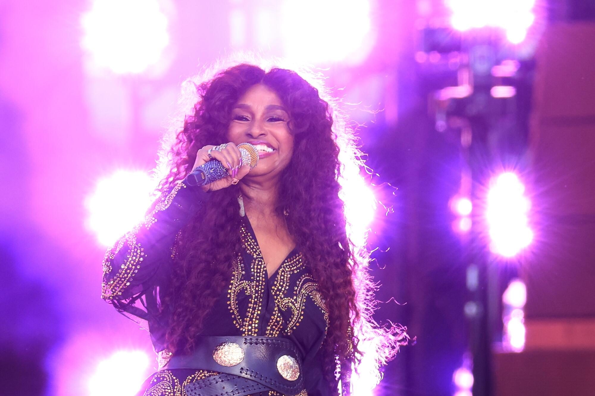 Chaka Khan se apresenta.
