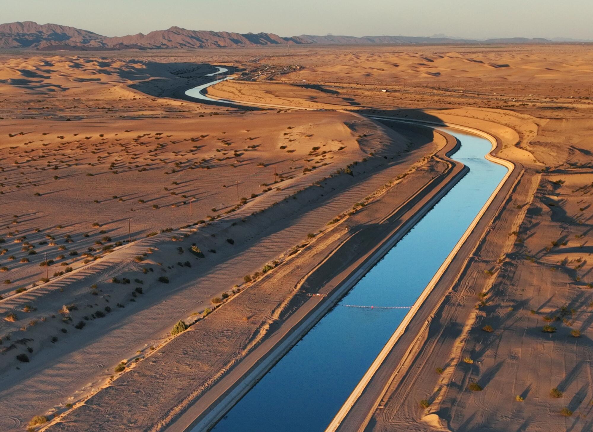 Всеамериканский канал перекачивает воду из реки Колорадо на сельскохозяйственные угодья в Имперской долине. 