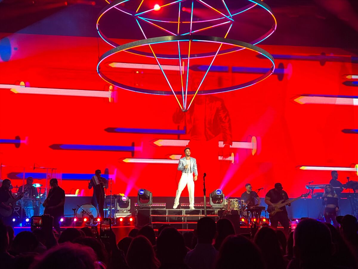 Lo romántico y lo bailable ofrecía un balance en su concierto, pero a pesar de eso