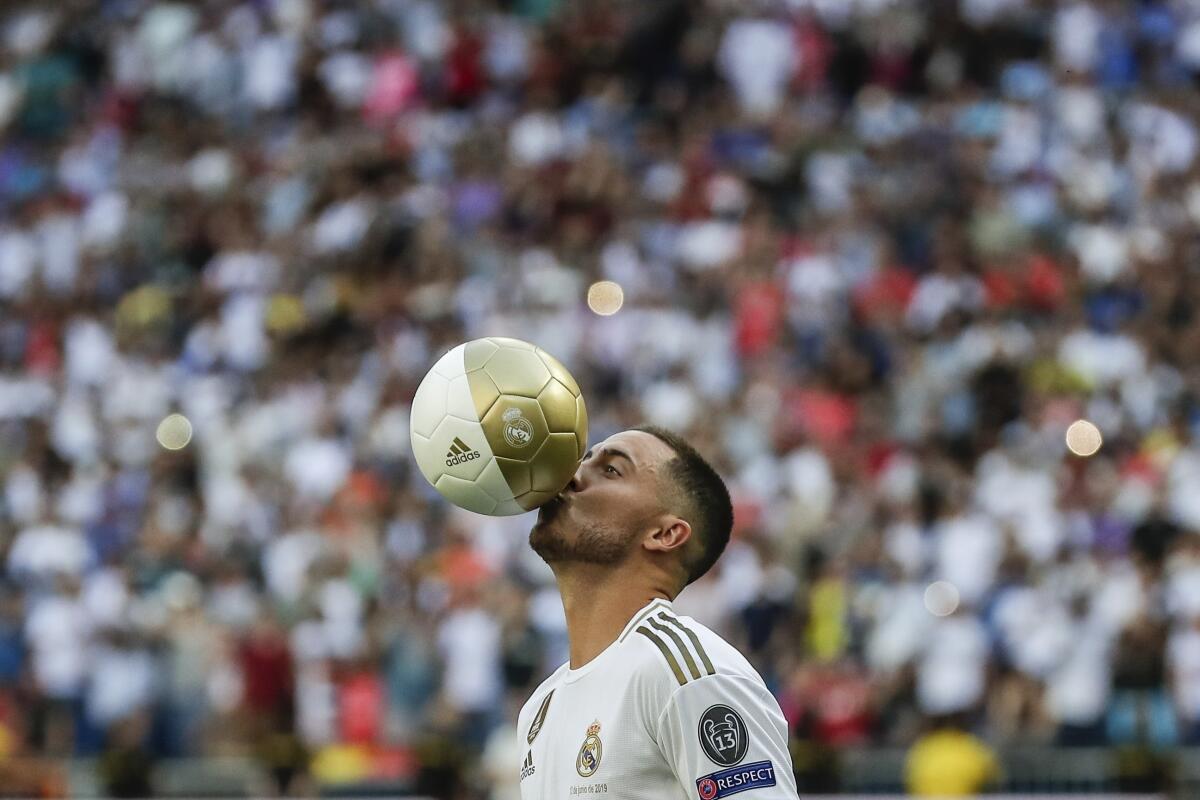 ARCHIVO - El delantero belga Eden Hazard besa la pelota al ser presentado como jugador del Real Madrid