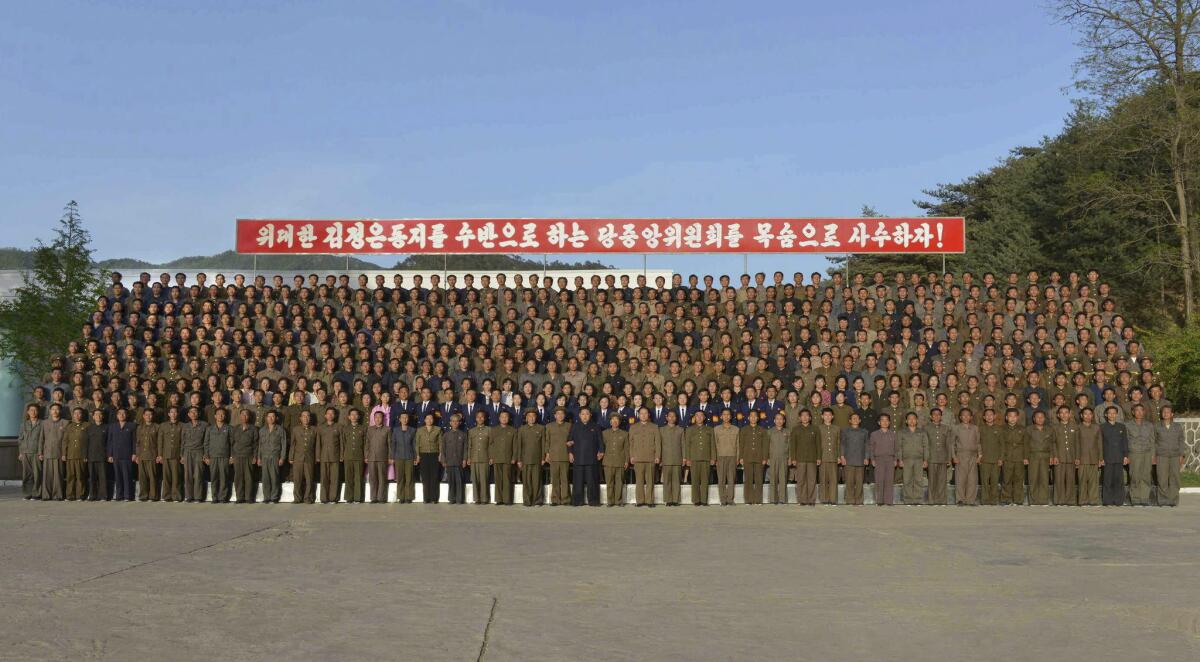 Fotografía sin fechar del líder norcoreano Kim Jong-un (c) posando junto a autoridades en una visita a la Planta del Complejo Industrial Ryongsong en Hamheung, en la provincia norcoreana de Hamgyong.