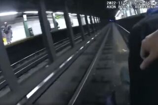 Imagen proporcionada por la policía de Nueva York tomada de un video de la cámara corporal de un policía que muestra a dos policías de la ciudad y a un transeúnte salvando a un hombre que cayó a las vías el jueves 24 de noviembre de 2022 en una estación del metro en Manhattan, en la ciudad de Nueva York. (NYPD vía AP)