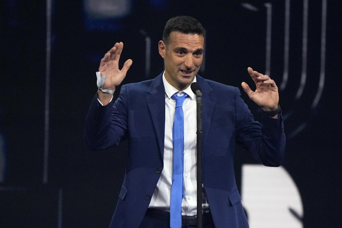 Técnico de Argentina Lionel Scaloni tras recibir el premio al mejor entrenador en los premios The Best de la FIFA