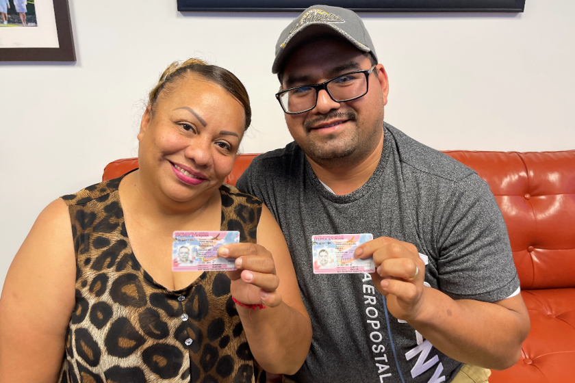 Heladio Hernández y Enriqueta Peña reciben sus tarjetas tras mucho tiempo de vivir en las sombras.