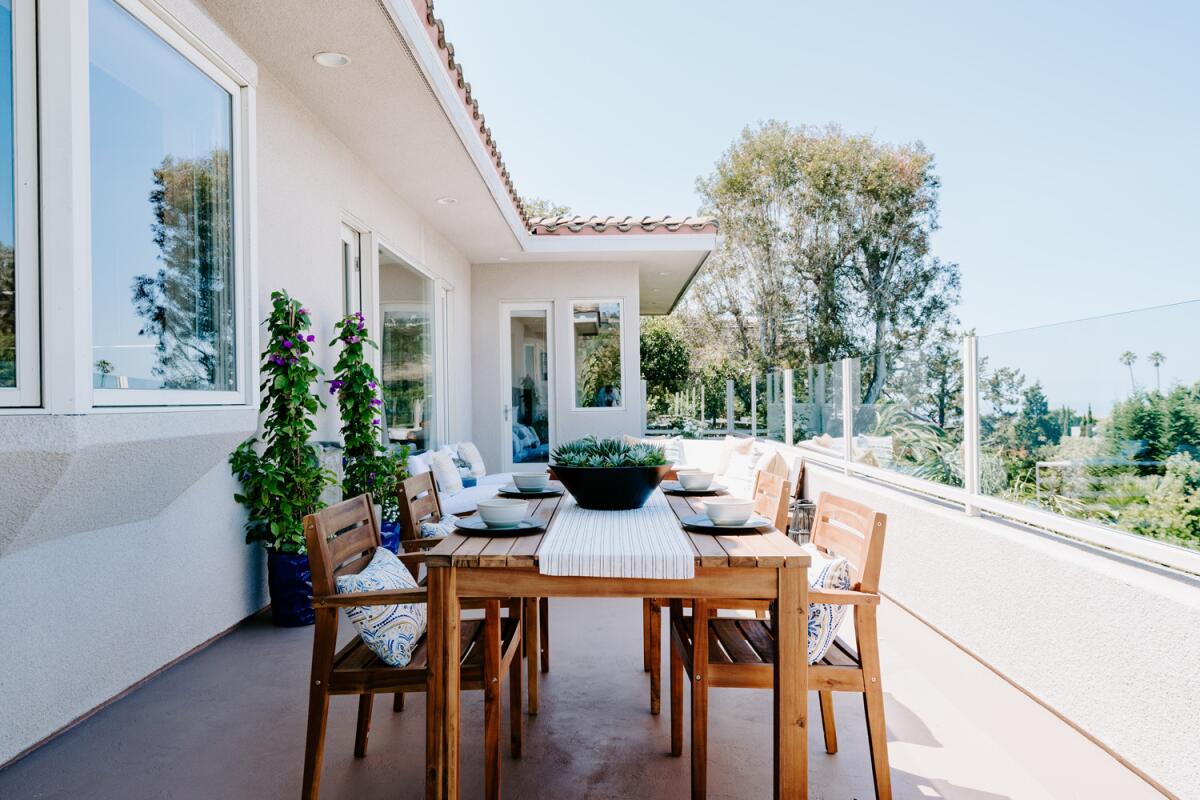 Depending on the need, some stagers set up patios with outdoor furnishings. 