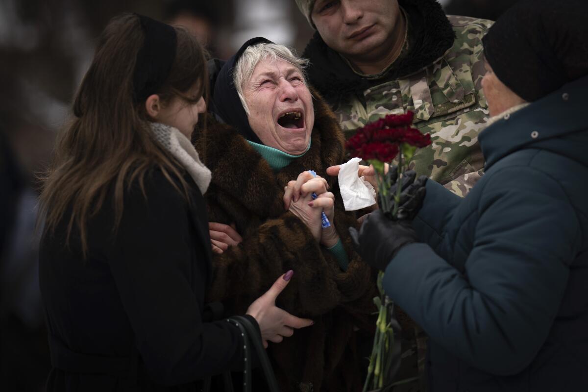 Archivo - Nina Nikiforov?, de 80 años, llora a las puertas de una iglesia en Kiev, Ucrania, 