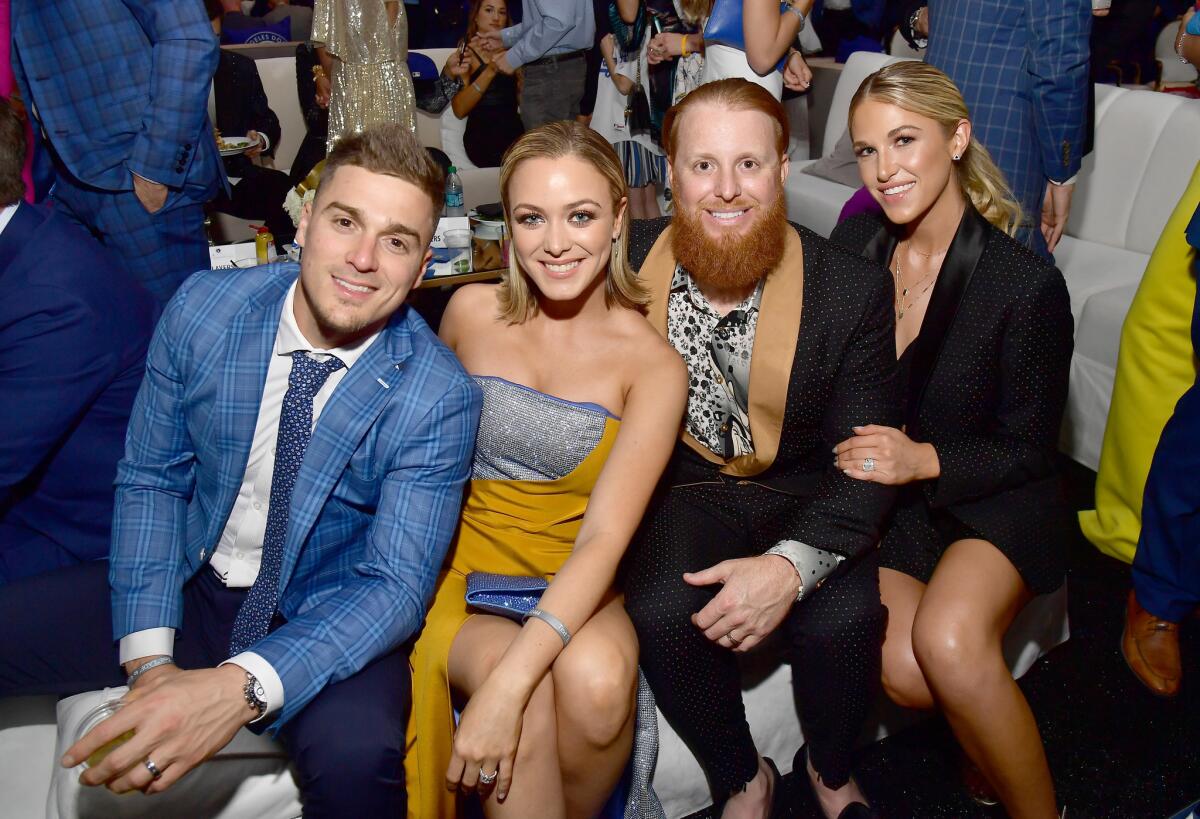 Enrique Hernández, Mariana Vicente, Justin Turner, y Kourtney Pogue durante el evento en Dodger Stdium.