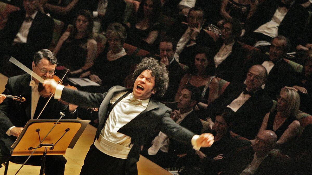 Gustavo Dudamel cuando condujo a LA Phil por primera vez como director musical en la gala inaugural y el concierto de la noche de apertura en Walt Disney Concert Hall el 8 de octubre de 2009. (Lawrence K. Ho / Los Angeles Times)