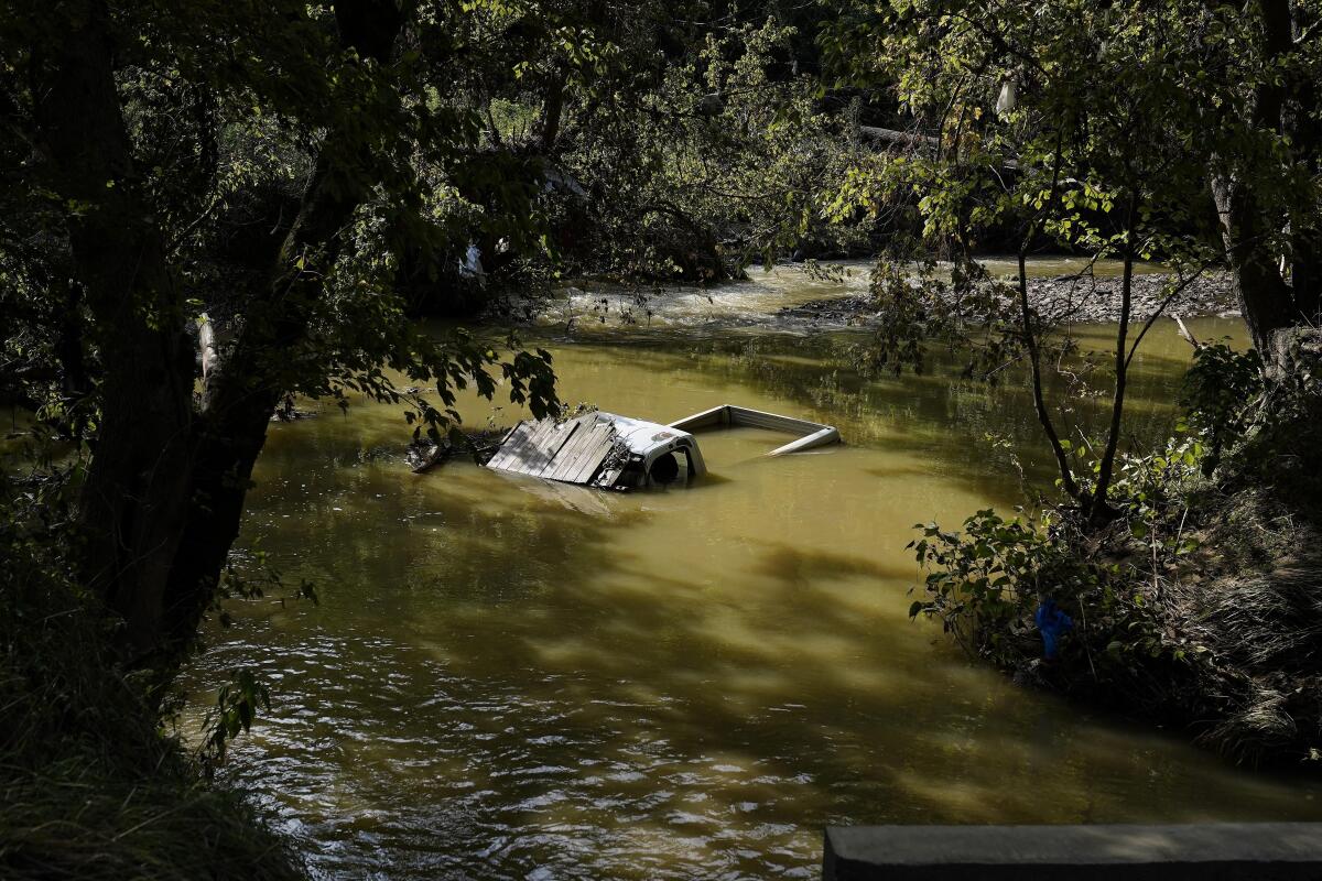 ARCHIVO - Una camioneta permanece bajo el agua tras una inundación en Hindman, Kentucky, 