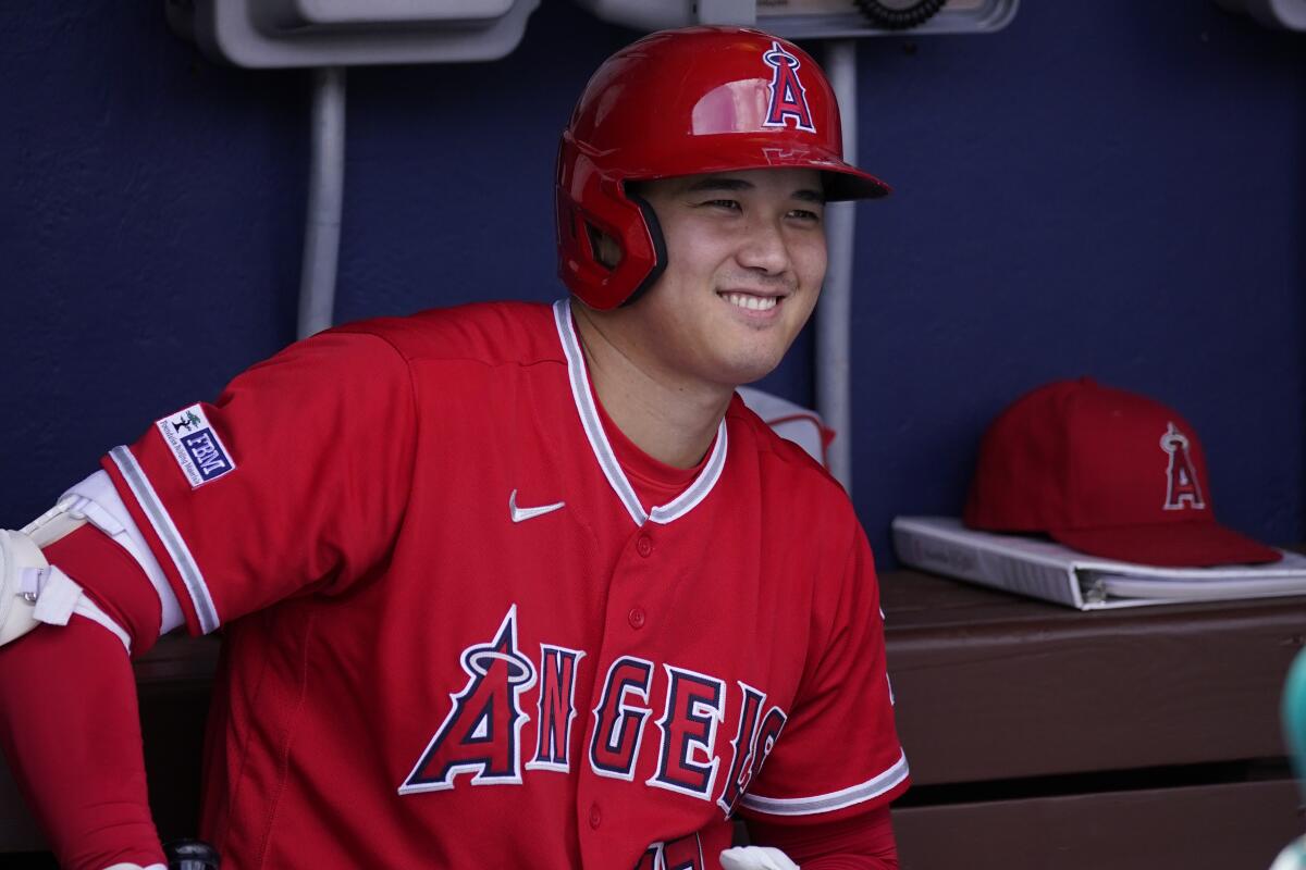 ARCHIVO - Shohei Ohtani, de los Angelinos de Los Ángeles, sonríe antes de un partido de béisbol, 
