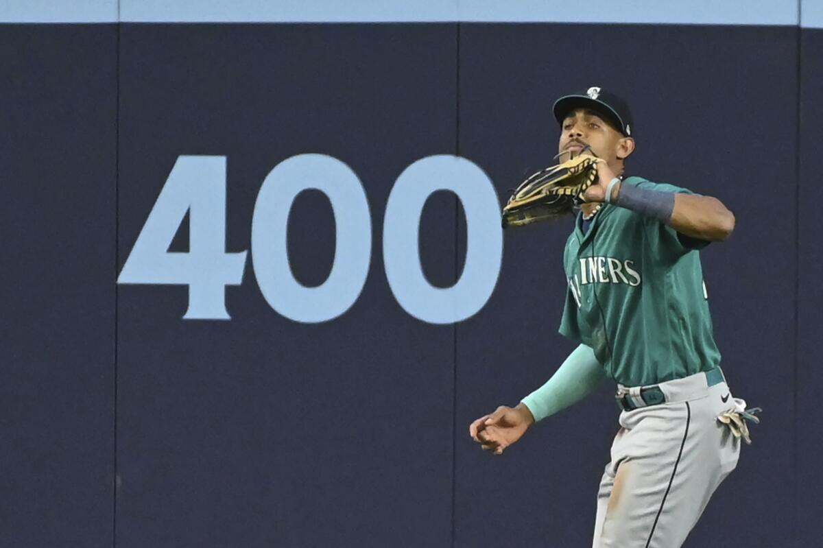 Mariners CF Julio Rodríguez exits game with sore lower back - The