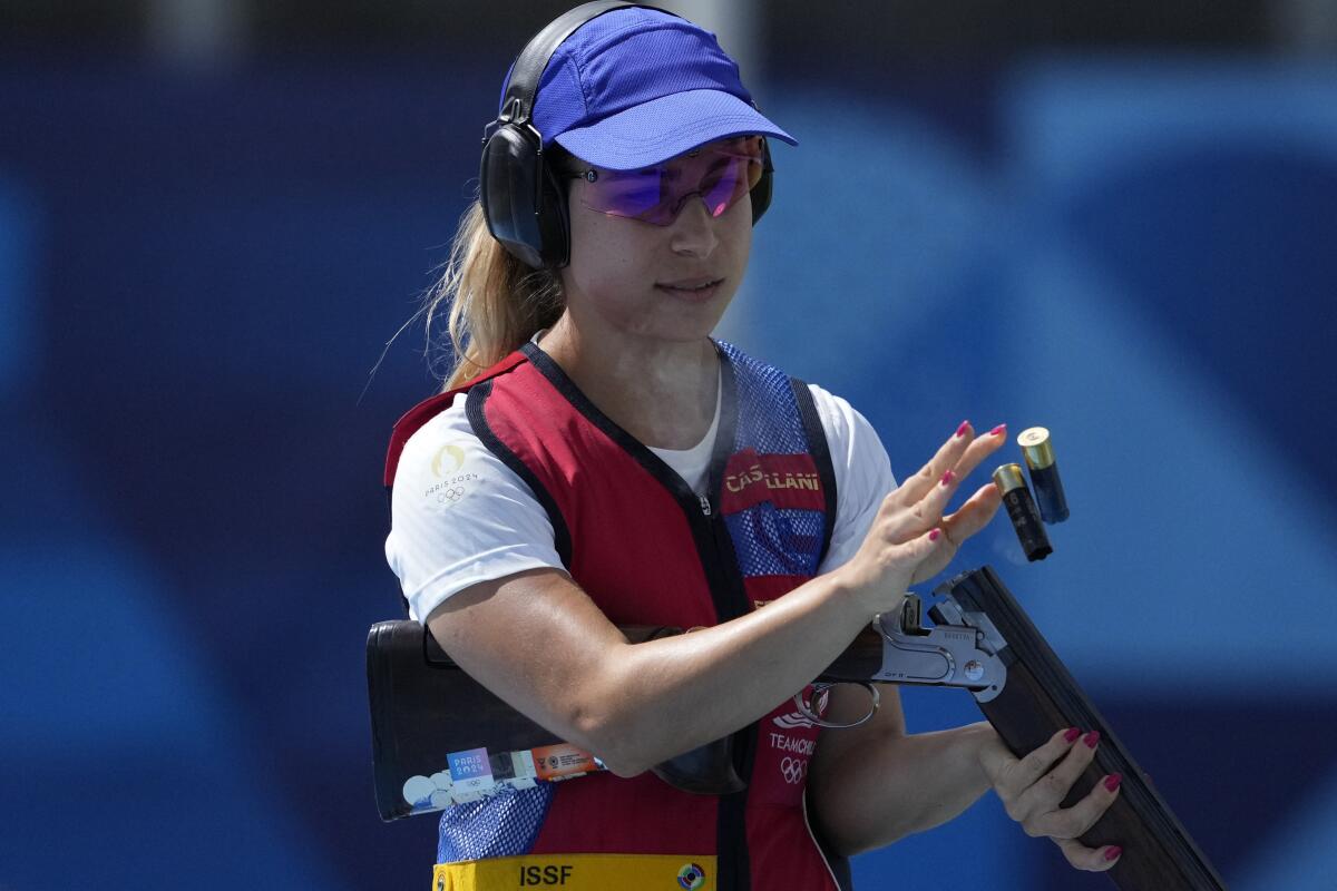 La chilena Francisca Crovetto Chadid saca los cartuchos de su arma durante el tiro de los Juegos