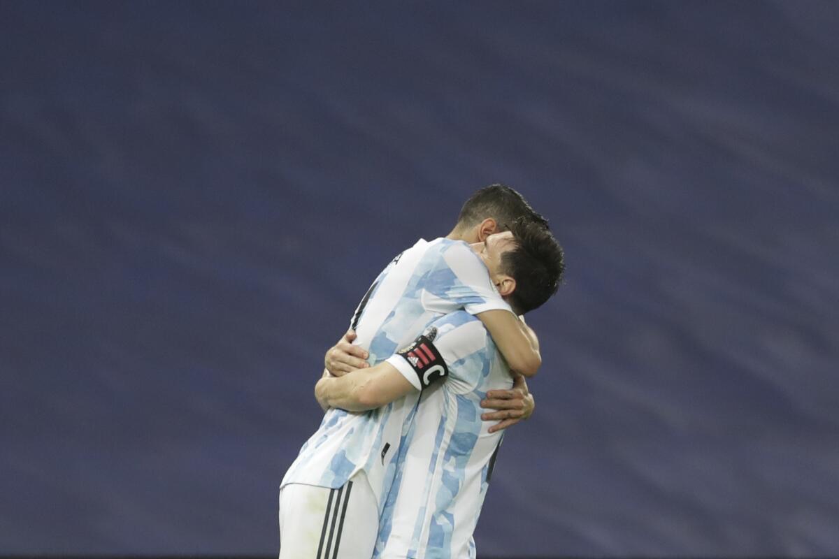 Angel Di María (izquierda) festeja con Lionel Messi 