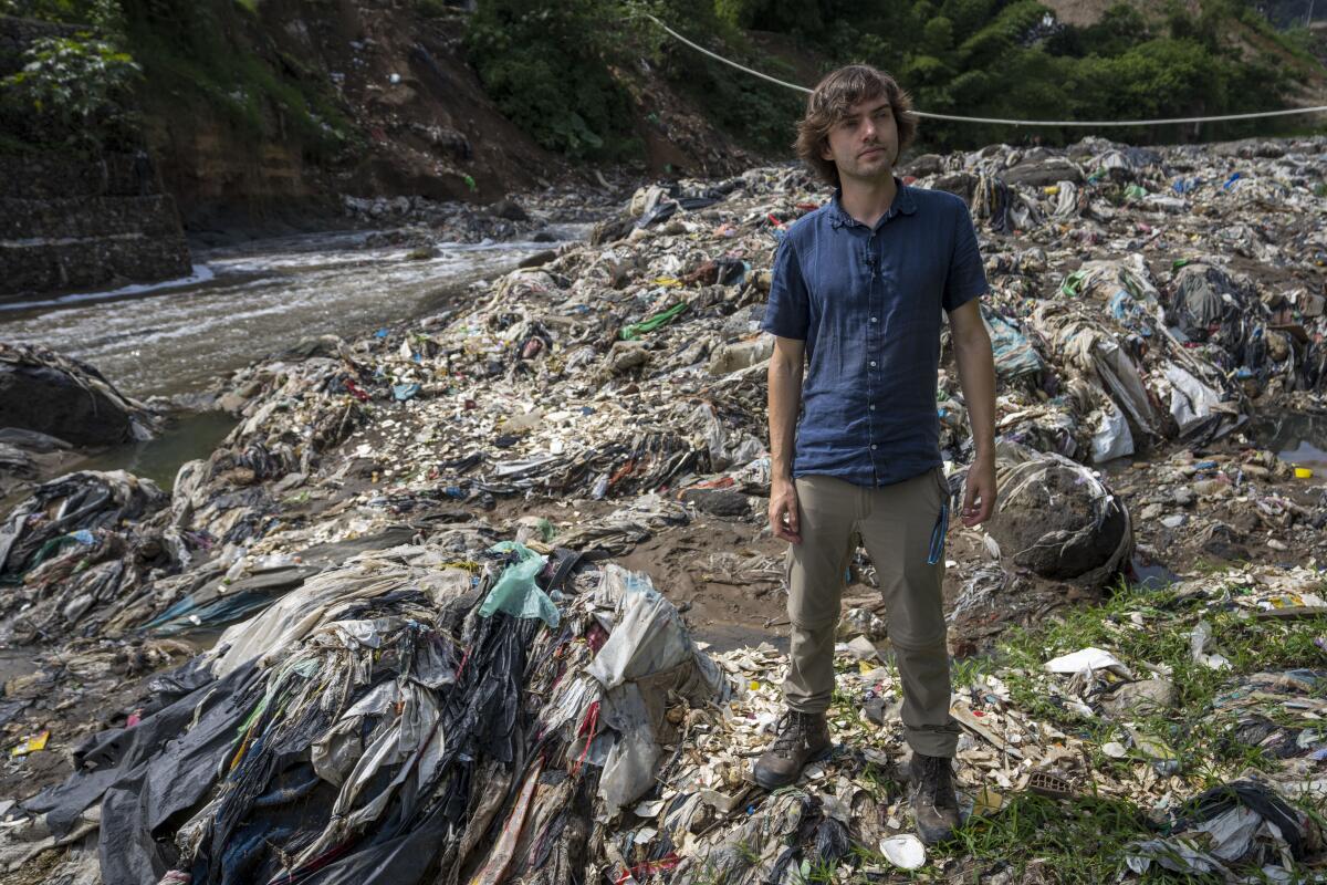 Boyan Slat, el creador del proyecto The Ocean Cleanup, se encuentra en la orilla del río Las Vacas 