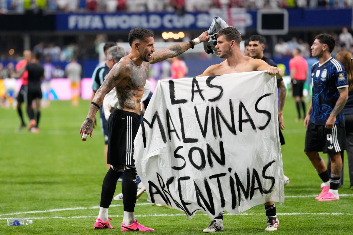 Reino Unido insta a la FIFA a investigar a Argentina por pancarta sobre Malvinas en el Mundial - Los Angeles Times