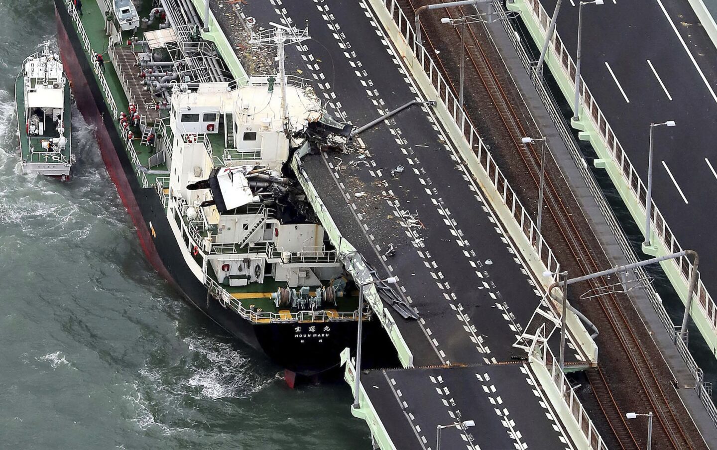 Un barco de carga colisionó y partió con un puente de la autopista que une el aeropuerto de Osaka con la ciudad.