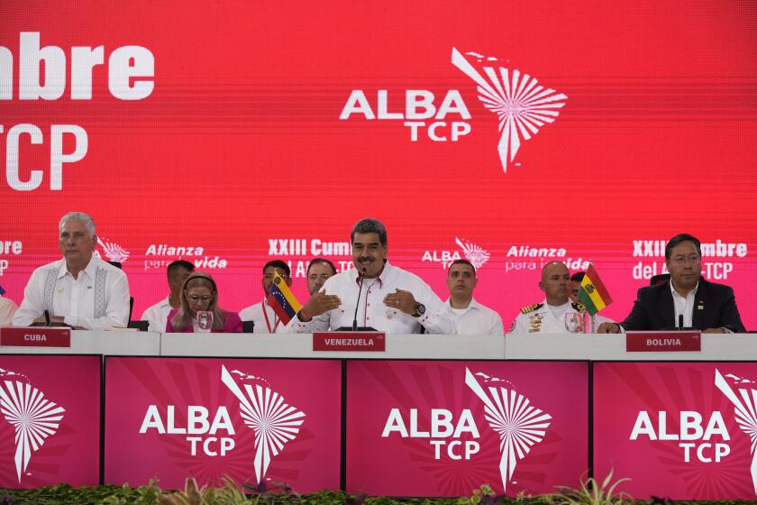 El presidente de Venezuela, Nicolás Maduro, habla flanqueado por el presidente de Cuba, Miguel Díaz-Canel, izquierda, y el presidente de Bolivia, Luis Arce, durante la cumbre de la Alianza Bolivariana para los Pueblos de Nuestra América o ALBA, en el palacio presidencial de Miraflores en Caracas, Venezuela, el miércoles 24 de abril de 2024. (AP Foto/Ariana Cubillos)