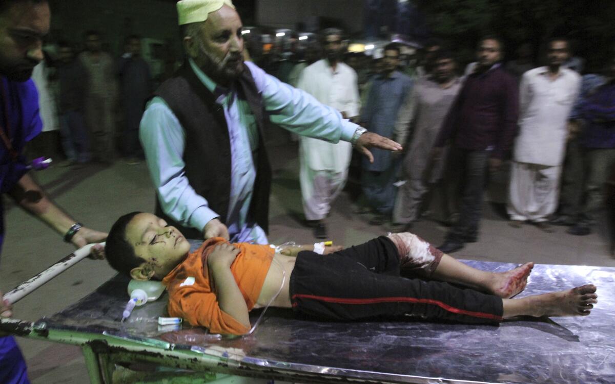 Un niño herido por el estallido de una bomba en un templo sufí es traído a un hospital en Karachi, Pakistán, el sábado 12 de noviembre de 2016. Una bomba estalló en un templo sufi en la provincia de Baluchistán, en el suroeste de Pakistán, matando 50 personas y dejando heridas a más de 100, según las autoridades. (AP Foto/Fareed Khan)
