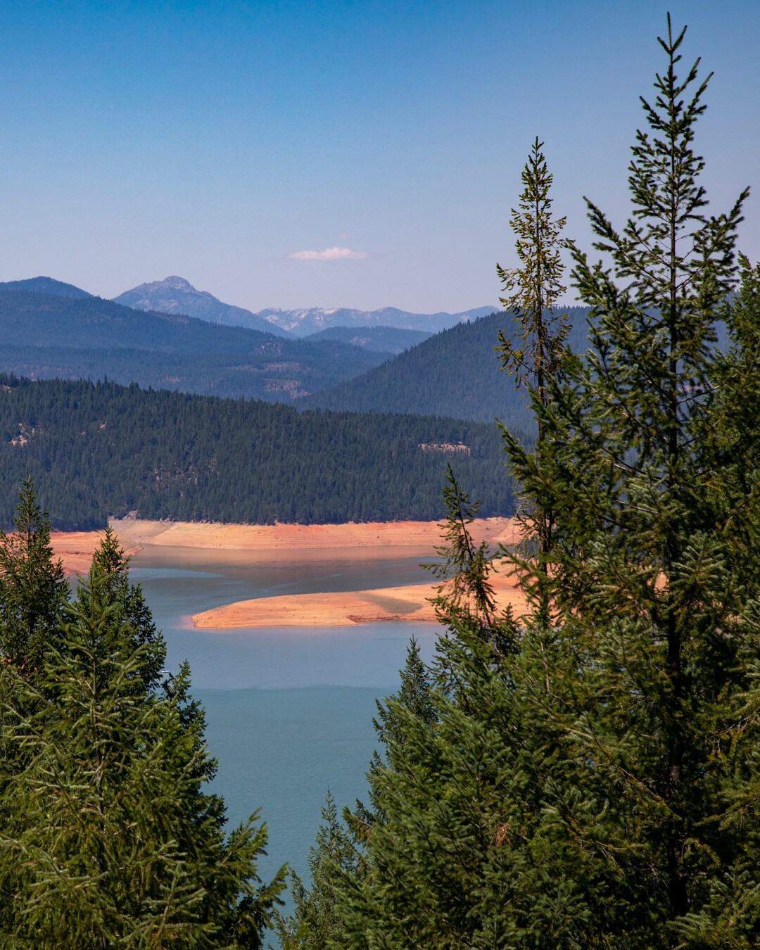 Le lac Trinity peut être vu à travers une limite forestière. 