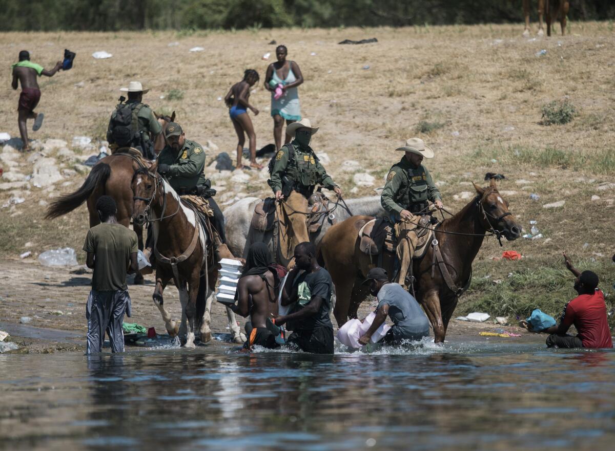 EEUU cierra parte de frontera texana para frenar a migrantes