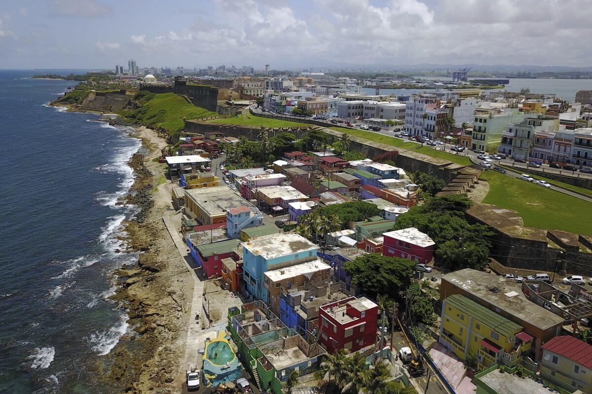 ARCHIVO - Una toma aérea muestra el barrio de La Perla, en San Juan, Puerto Rico, el 25 de agosto de 2017. 