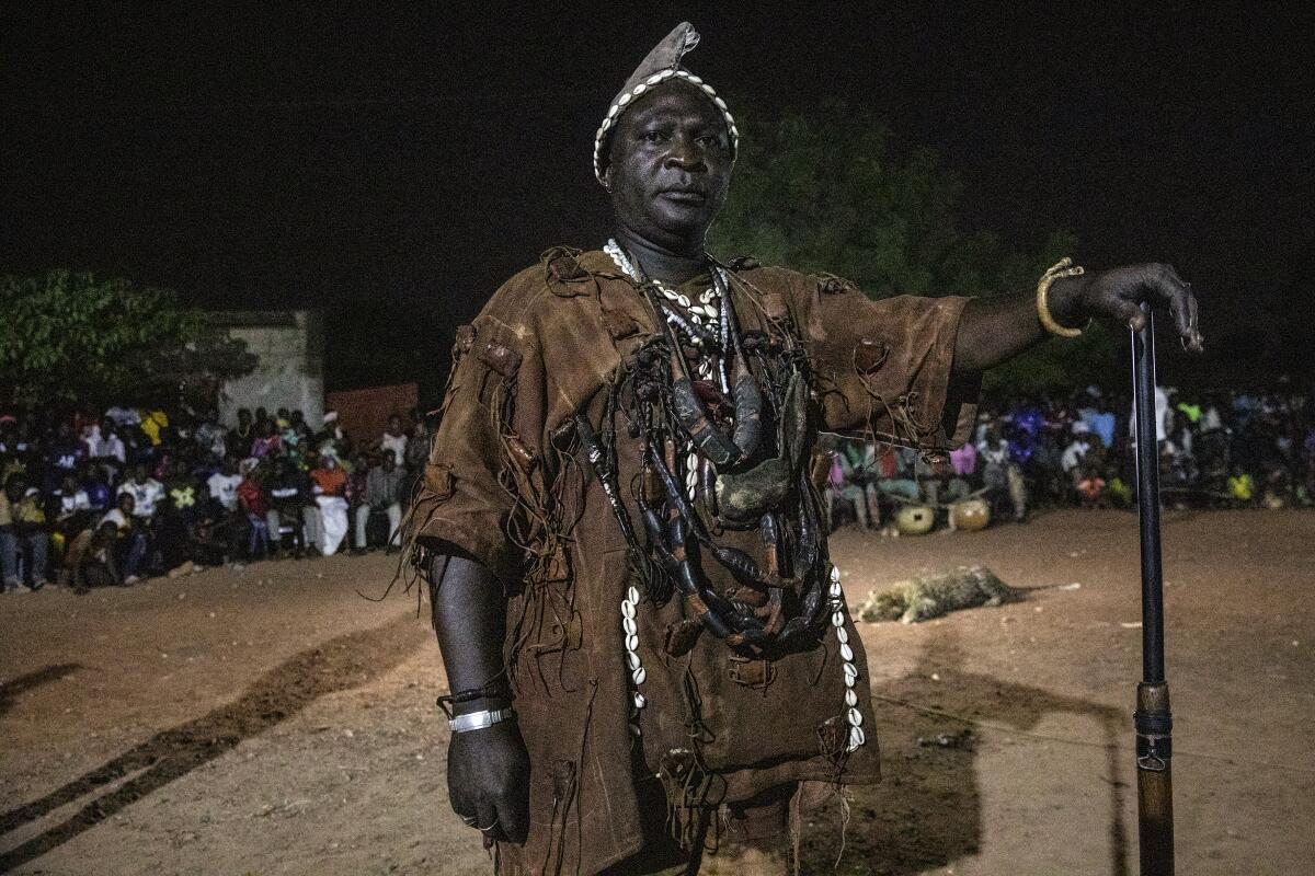 Idrissa Cisse posa para una foto durante una celebración de la cultura de los dozos en Bobo-Dioulasso, Burkina Faso