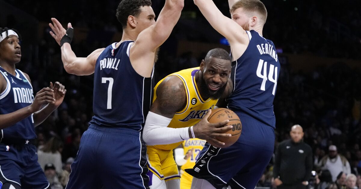 Lakers can’t close out Mavericks in physical game, fall in double OT