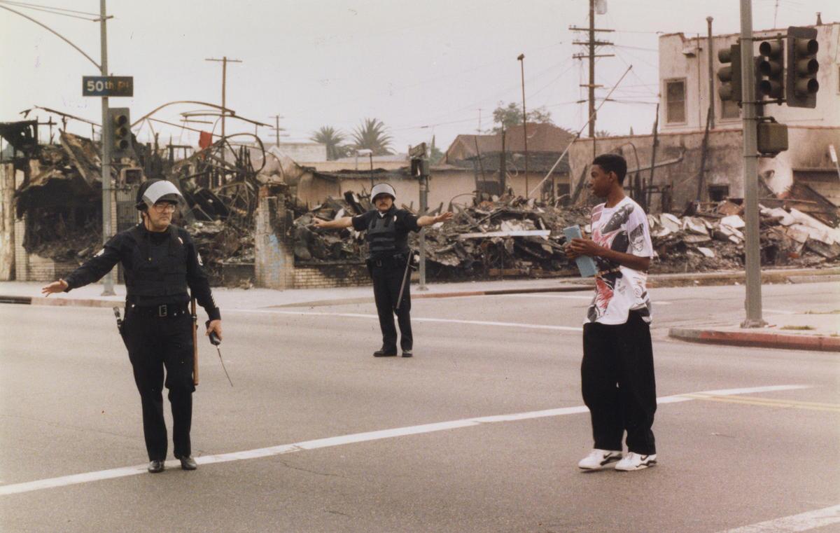 Oficiales del LAPD en un cruce en 50th Place y Vermont Avenue, el 4 de mayo de 1992, unas pocas cuadras del sitio donde fue hallado el cuerpo.