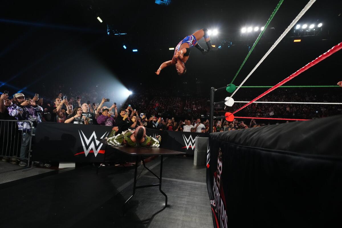 Análisis: WWE se apoderó de Los Ángeles con el sabor mexicano de AAA y mucha polémica - Los Angeles Times