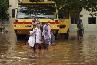 Residentes evacúan un vecindario inundado por fuertes lluvias en Canoas, estado Rio Grande do Sul, Brasil, el 4 de mayo de 2024. (Foto AP /Carlos Macedo)