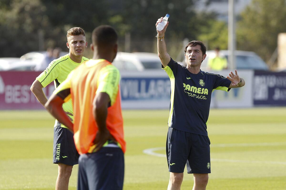 El entrenador del Villarreal, Marcelino García Toral, da instrucciones a sus jugadores durante el primer entrenamiento del equipo en el inicio de la pretemporada para la liga 2016-17. EFE/Domenech Castelló