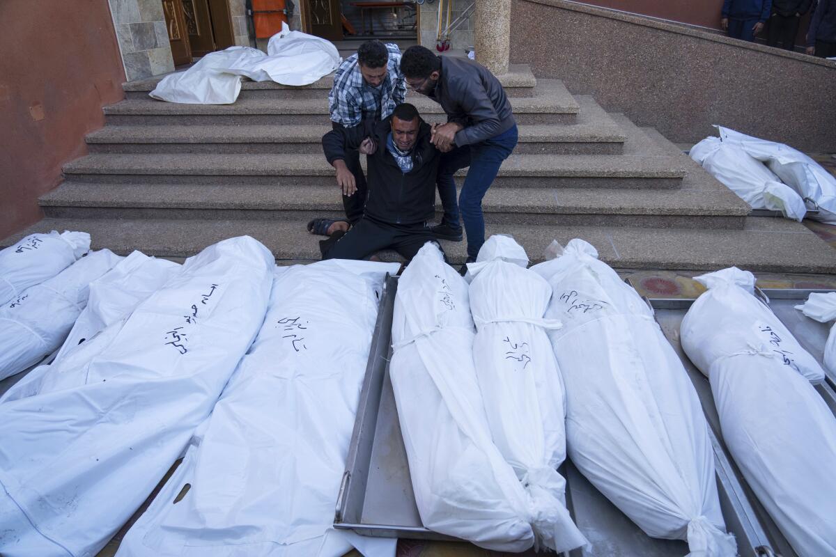 Palestinos lloran a sus familiares muertos en un bombardeo israelí sobre la Franja de Gaza,