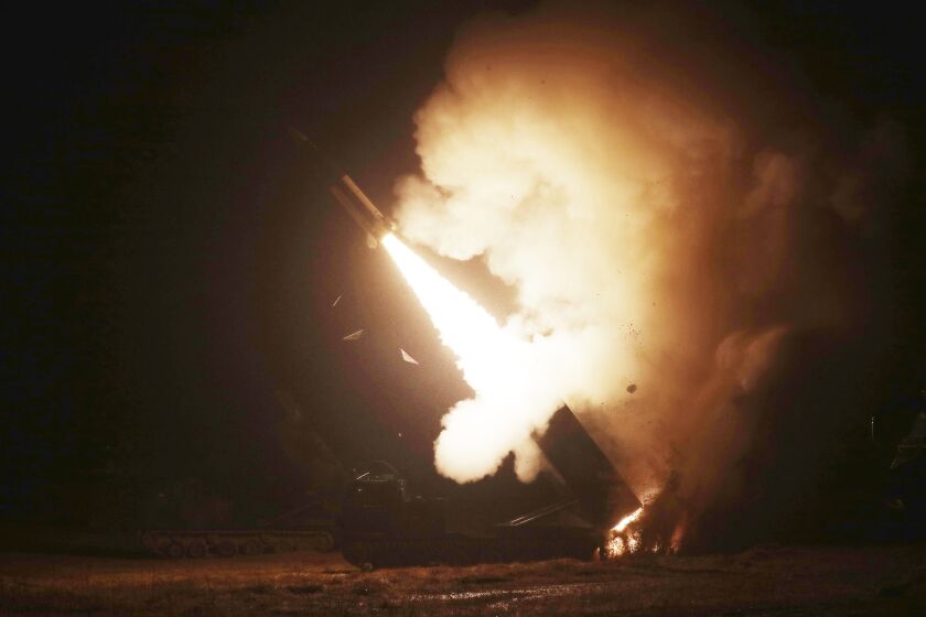 En esta fotografía proporcionada por el Ministerio de Defensa de Corea del Sur, se muestra el lanzamiento de un misil balístico del Sistema de Misiles Tácticos del Ejército durante un ejercicio militar conjunto entre Estados Unidos y Corea del Sur, en un sitio no divulgado en Corea del Sur, el miércoles 5 de octubre de 2022. (Ministerio de Defensa de Corea del Sur vía AP)