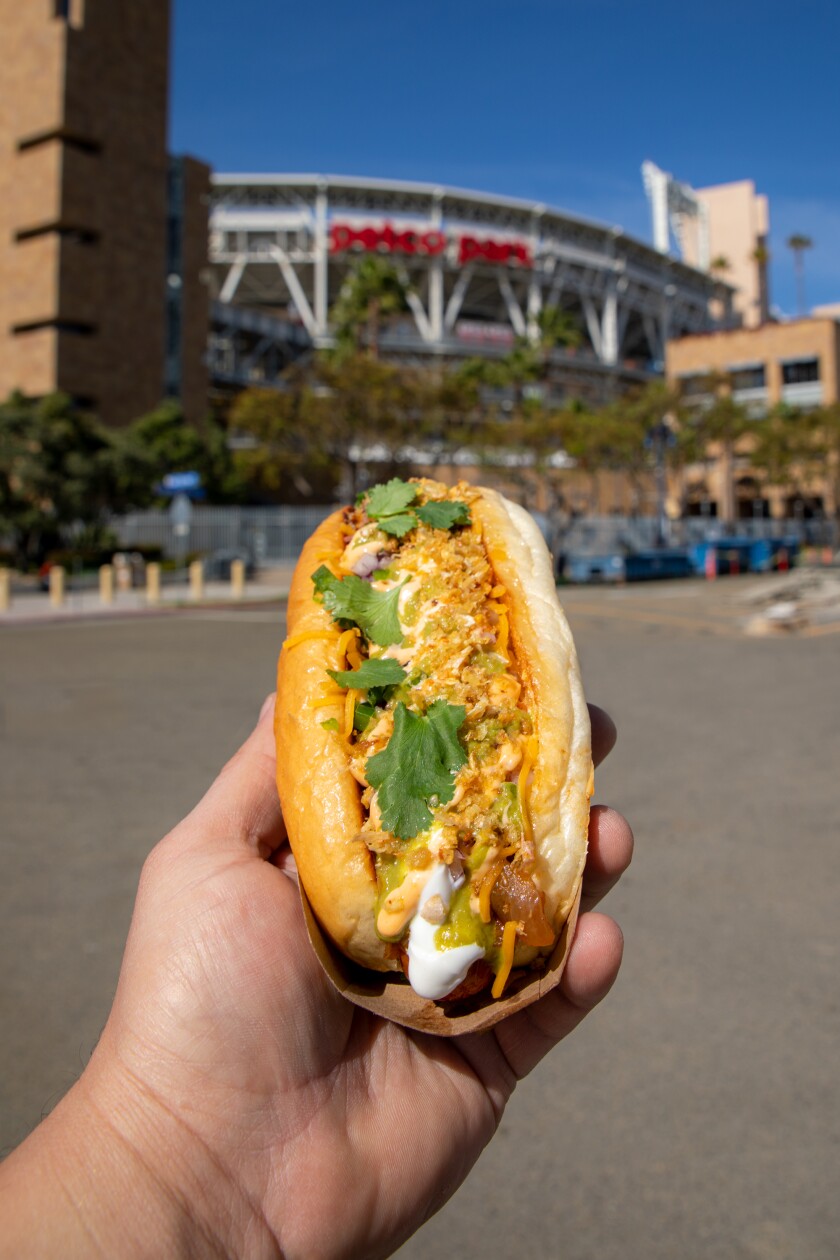 Barrio Dogg, il negozio di hot dog e carne di Barrio Logan, ha debuttato al Petco Park nel 2021.
