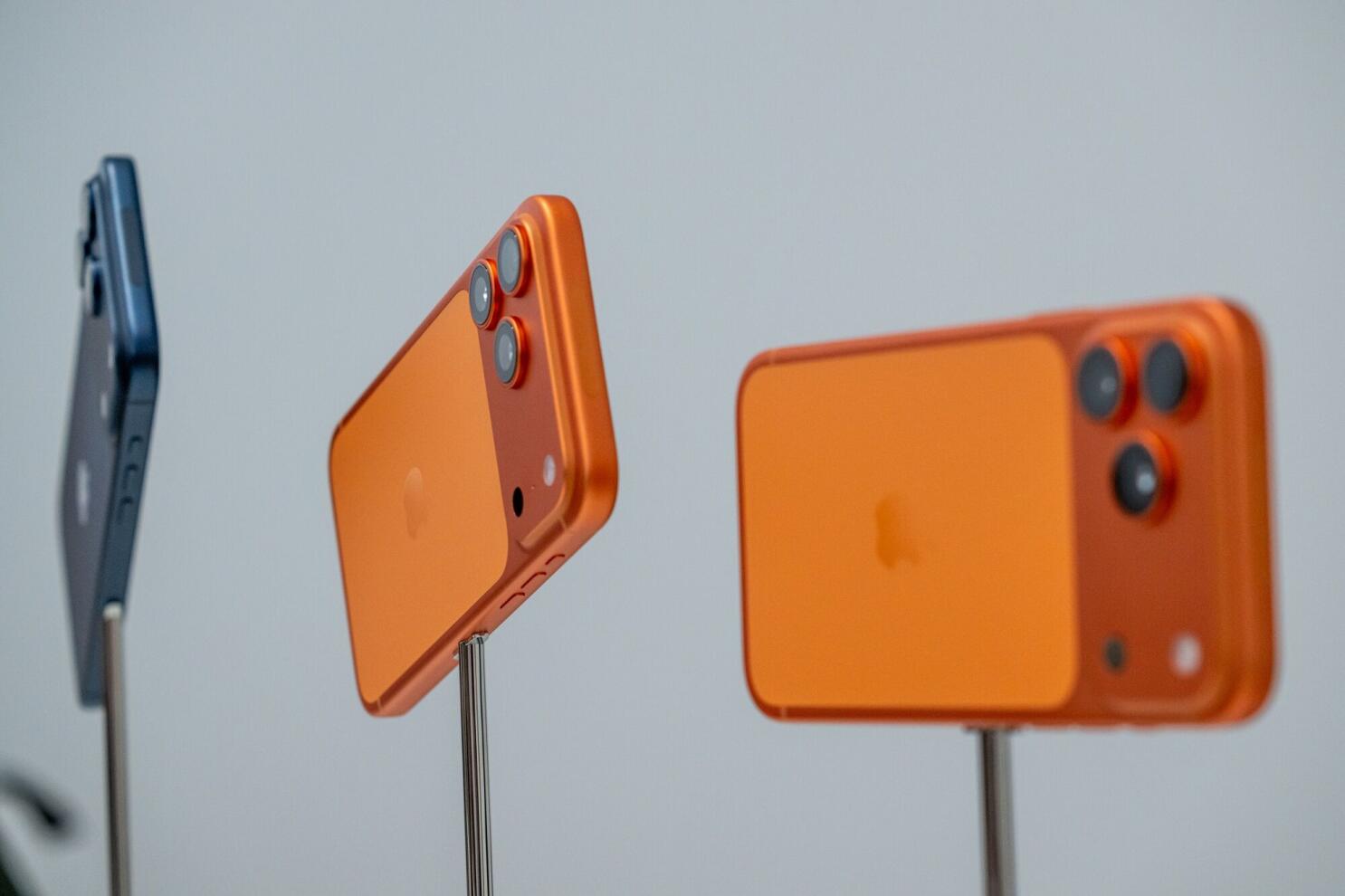 Why is Apple preparing consumers for $2,000 iPhones? - Los Angeles Times