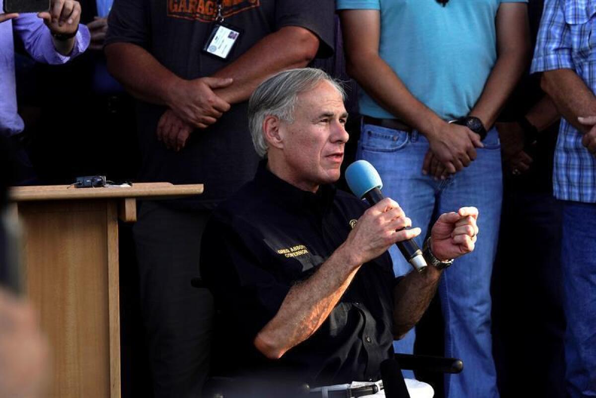 Texas governor Greg Abbott speak during a vigil outside Santa Fe High School where a gunman, reported to be a student, shot numerous people in Santa Fe, Texas, USA. EFE/EPA/Matt Patterson/Archivo