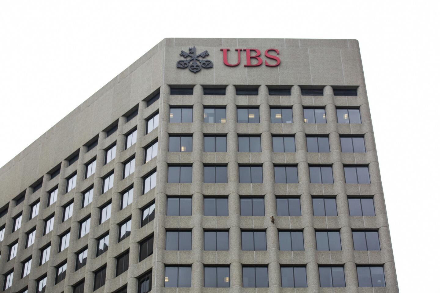 A raccoon scales the side of the UBS Tower in downtown St. Paul, Minn., on Tuesday, June 12, 2018. (Evan Frost/Minnesota Public Radio via AP)