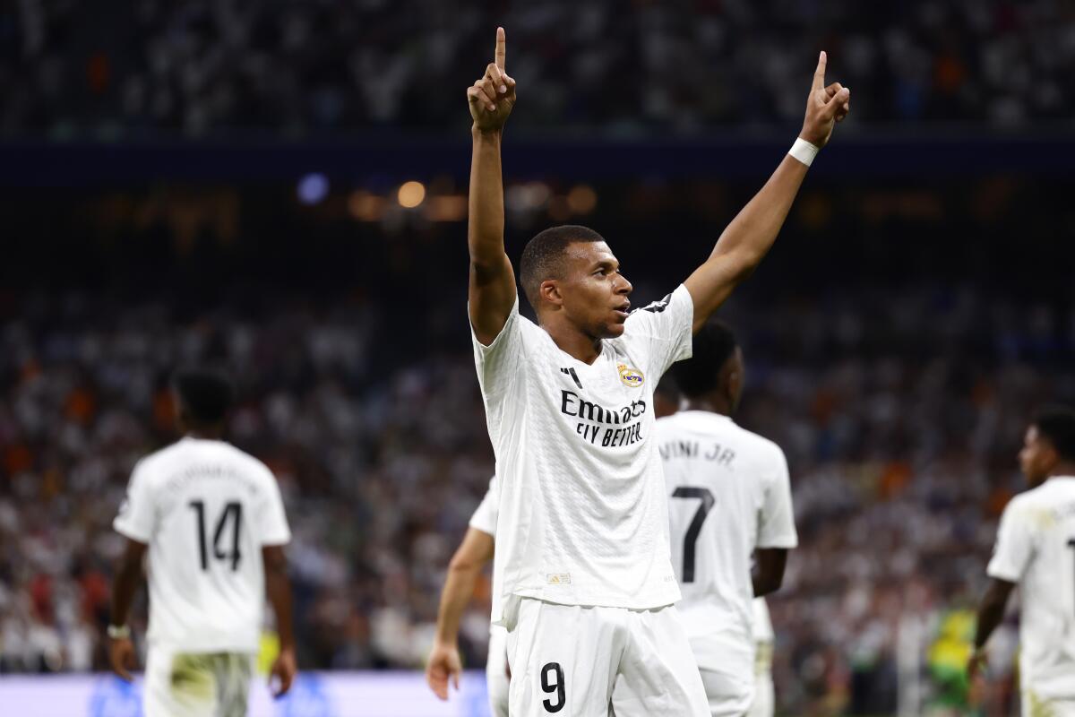 Kylian Mbappé celebra tras anotar el primer gol del Real Madrid ante Betis